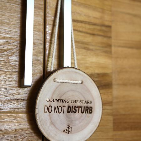 圣吉吉 卡塔玛兰度假村酒店 外观 照片 Counting the Stars Do Not Disturb sign