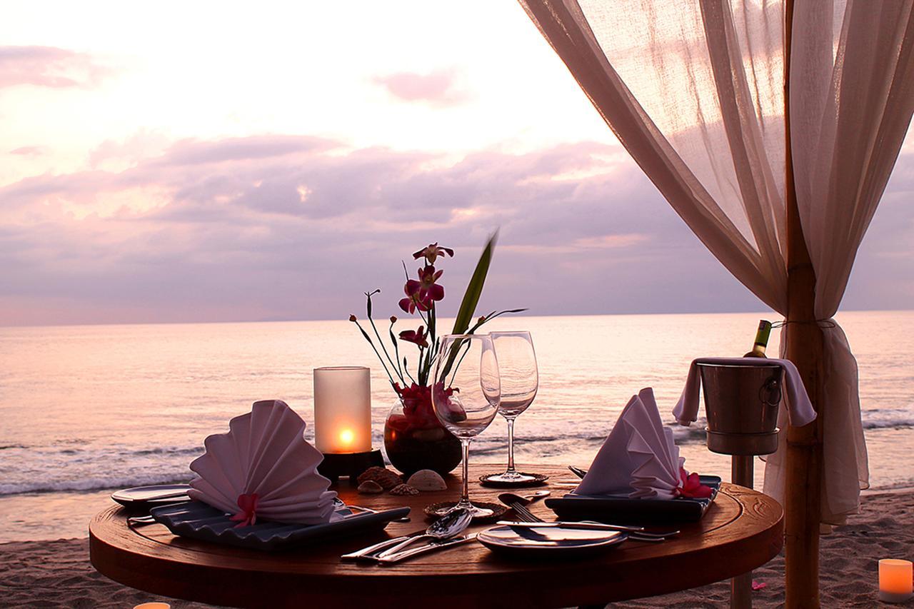 圣吉吉 卡塔玛兰度假村酒店 外观 照片 A beachside dinner at the resort